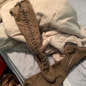 Knee high lace boots (little heel)